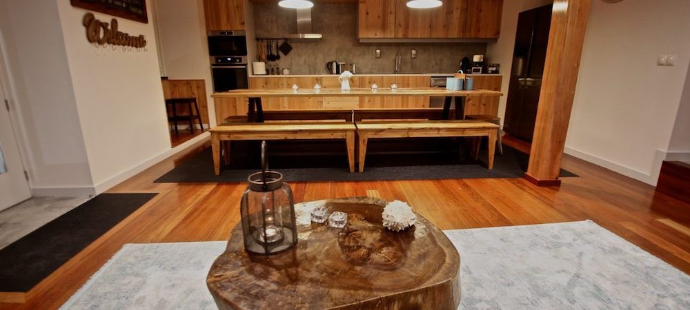 Lounge & kitchen, Manta Ray Lodge